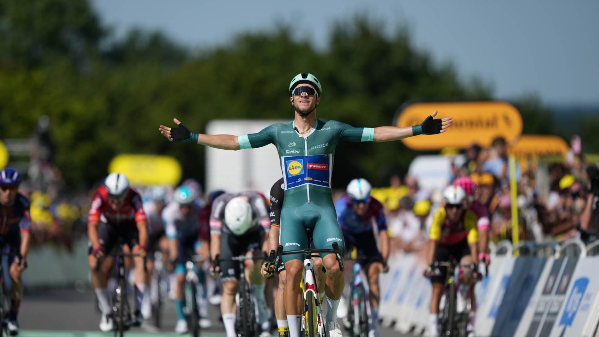 Osmá etapa Tour de France patřila sprinterům! Milan kraloval finiši v Lavalu!